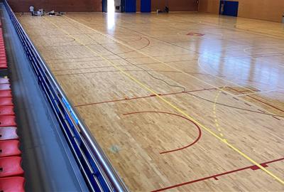 La pista de Pins Vens 2 ha estrenat parquet . Eix